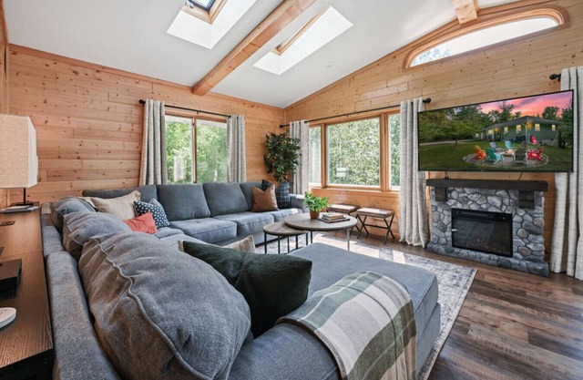 Catfish Hideaway- Lake, Dock, Fire Pit, Speakeasy!