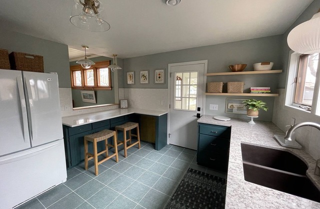 The Heron House - Downtown Victoria Elevated Vintage