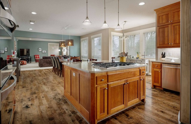 Elite Luxury Near Portland: plano de planta abierto, jacuzzi, ping pong, sala de juegos, a 20 minutos del centro