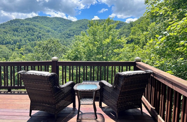 Elk River Cabin Watauga Lake Hot Tub 3 Stories 3 Bedrooms Mountain View’s hiking