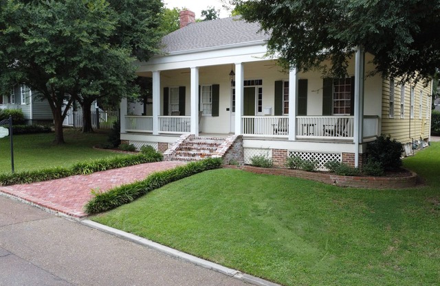 Elmsley Cottage charm and spaciousness in Natchez.