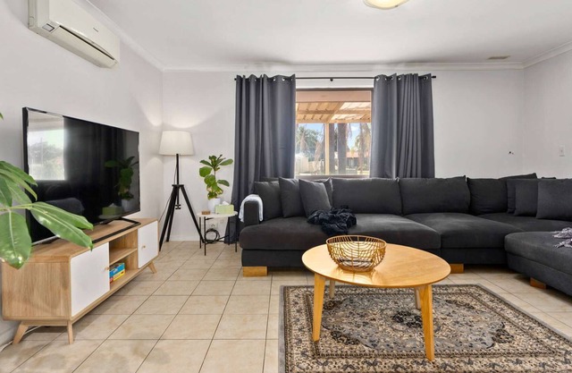 EXPERIENCE THE ULTIMATE GETAWAY: AN IMMACULATE GOSNELLS HAVEN
