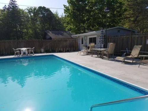 Emerald Cottage- pool- close to beaches