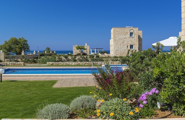 Emerald villa 70m from the beach