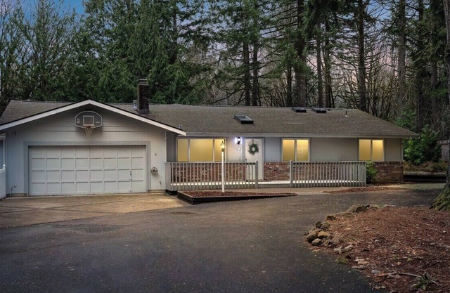 Enchanted Retreat - 4 Bedroom Home Secluded in Capital Forest