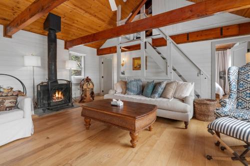 Enchanted Hideaway - Newly remodeled with Hot Tub and Lake Views!