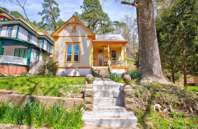 Enchanting 1901 Victorian + Walk to Bathouse Row!