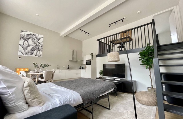 Enchanting 2 Bed Serviced Apartment 96m2 -ESS38E-