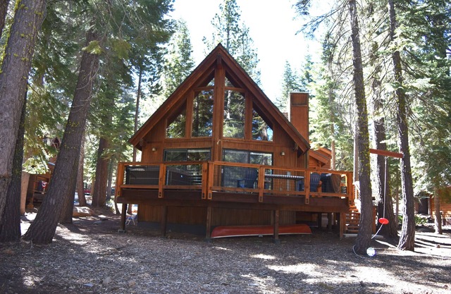 Enchanting 3-bedroom Chalet on the 16th fairway of Tahoe Donner golf course