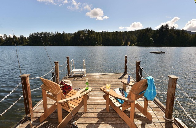 Encantadora casa junto al lago con muelle privado. Escondite tranquilo justo en Victoria