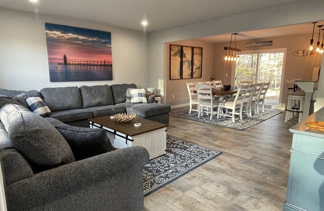 Endless Adventures! Huge Firepit, Pool Table, Sleeps 12, Close to Everything!