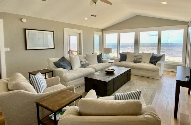 Endless Summer Beachfront! 4 bd / 3 bathroom