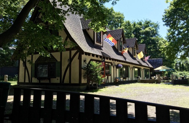 English Tudor Manor-Walk To Beach