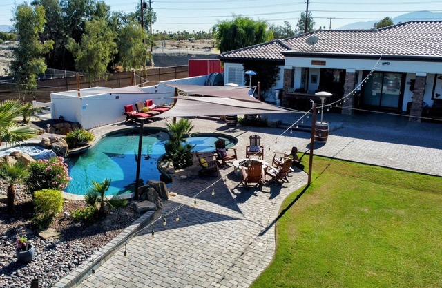 ¡Disfruta de 5 acres de privacidad y diversión!