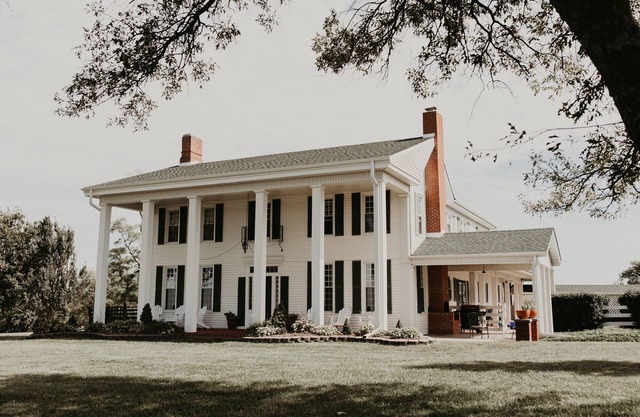 Disfruta de una hermosa casa colonial y todo el área de Kansas City tiene que ofrecer