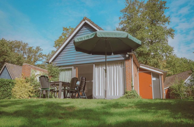 Enjoy a comfortable stay in the wheelchair-friendly IJssel Comfort bungalow for 4 people at Vakantiepark de Sallandshoeve, surrounded by nature.
