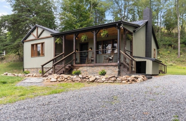 The Sanctuary @ Lost River State Park 2 Minutes from the Park and pet Friendly!