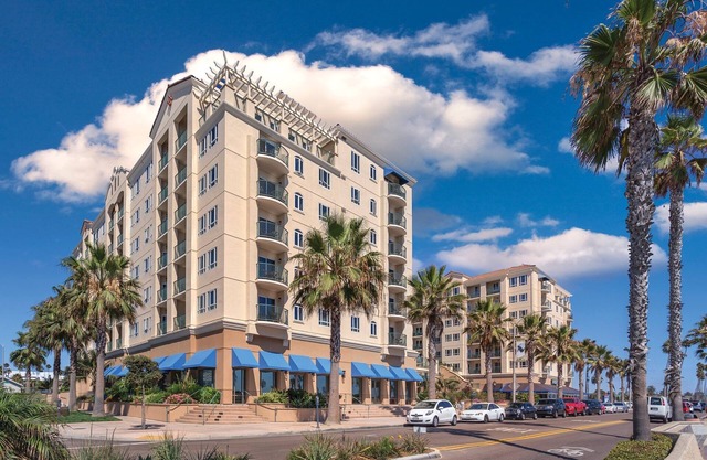 Disfruta de nuestro Downtown Oceanside Seaside Resort con piscina, jacuzzi, sauna, sala de juegos y gimnasio