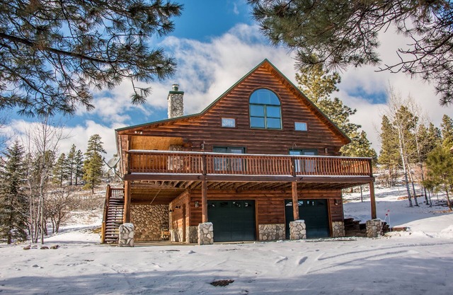 Disfrute de la paz y la vida silvestre, impresionante casa de troncos con vistas a la montaña. Reserva para el invierno