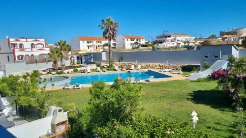 ENJOY POOL, BEACH and more at this nice apartment only 3 minutes from Mareta's Beach