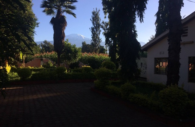 Disfruta de la hermosa escena de la montaña más alta de África cuando te quedes con nosotros.