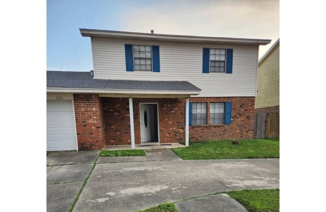 Enjoy the entire house . Convenient location. Only minutes from Downtown