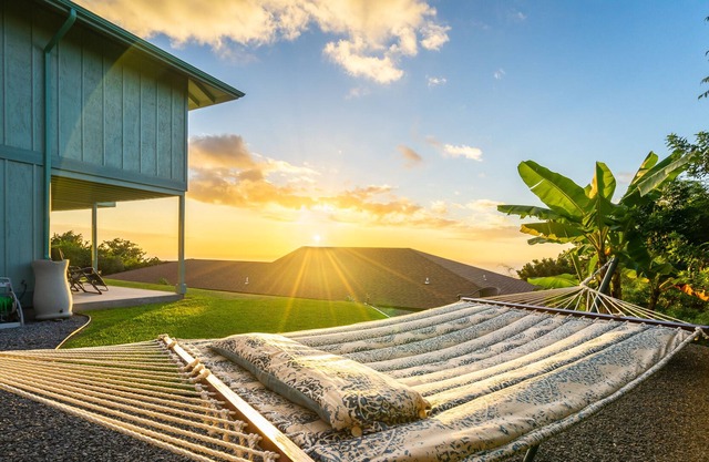 Disfruta de las vistas al mar y las impresionantes puestas de sol en Ho'onanea Kine