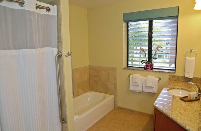 Disfrute de este Tropical, Oceanside Resort, a 1 milla de la piscina Queens Bath Tide