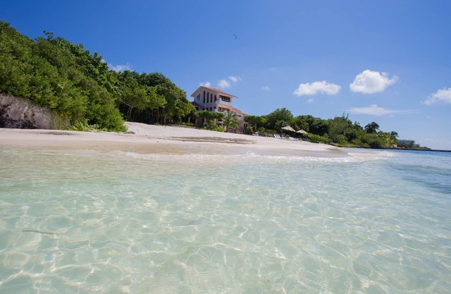 ¡Disfruta de tu propia playa privada en esta increíble propiedad de lujo frente al mar!