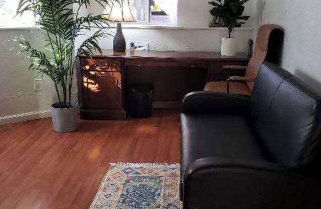 Enjoyable an one bedroom unit with portable AC in the heart of North Berkeley