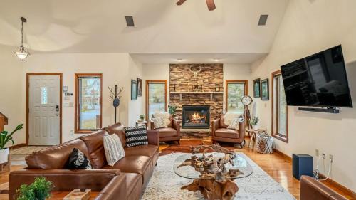 Entertainers Home w Deck Game Room Hot Tub Lake View Retreat by AvantStay