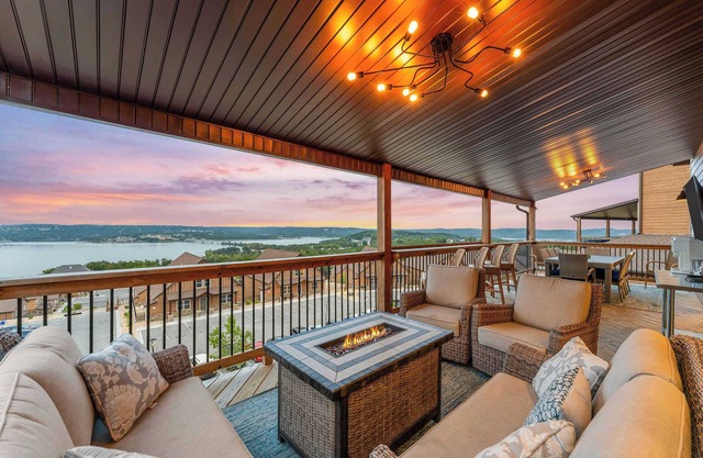 Entertainment Lodge! Private Hot Tub!