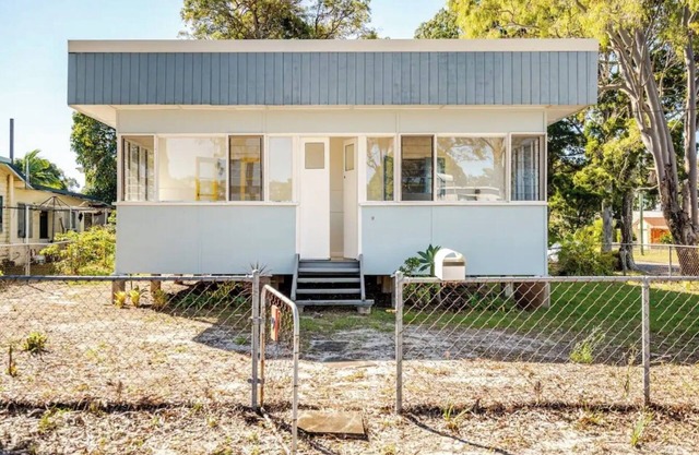 Entire Beach House on Bribie Island. 1 block from waterfront!