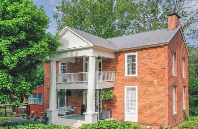 🌳 Entire Civil War Era Home with Hot Tub and Firepit