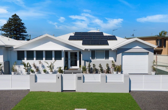 Entire Coastal Residential Family Home. Sleeps 12 - Lake & Beachside Property.