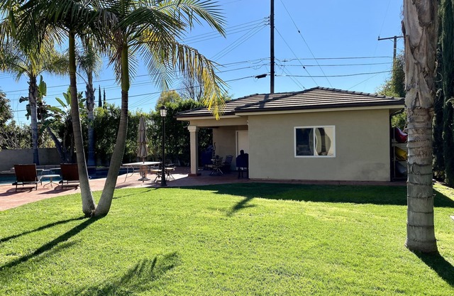 Entire Detached Guesthouse Studio with Private Entrance