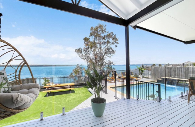 ENTIRE FAMILY HOME for 15 Guests - Right on the Lake!