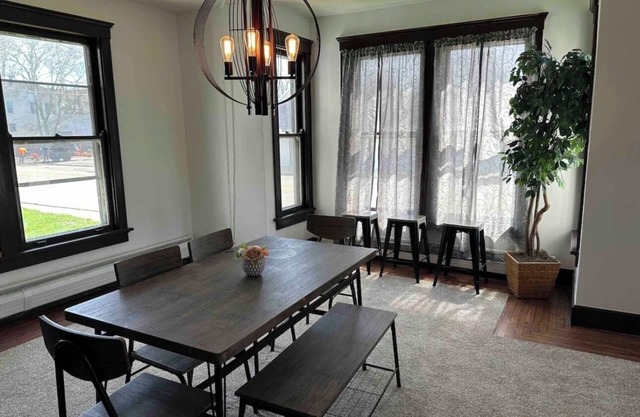 Entire Home: Walk to Downtown Ottawa 4BD 2 BA: Close to Starvedrock