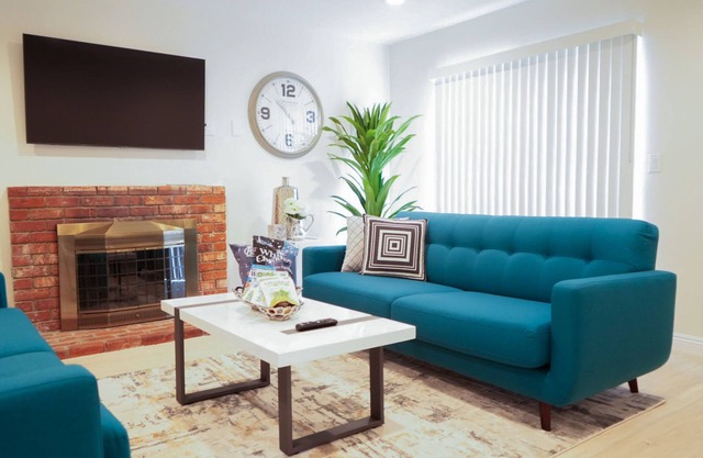 ENTIRE House!~3min to Old Town LaVerne!