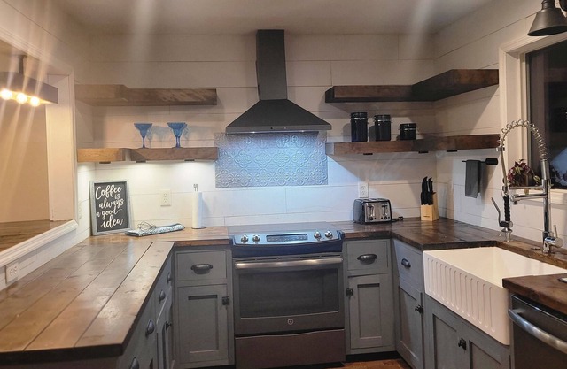 Cabin w/Pool Secluded Gem