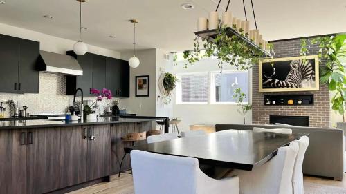 Entire Luxury Home I Sleeps 8 I 10min To Downtown