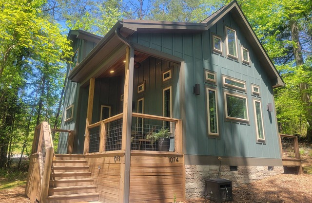 Entire Modern Cabin on 40+ acres, 10 mins from Tryon Equestrian Center TIEC