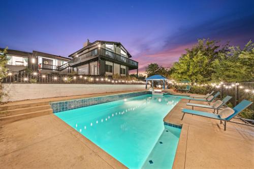 Entire Private Pool, Grand View, King Bed, Spacious, Parking, Available Now