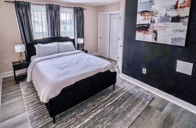 Entire spacious home, Minutes to VT and 81!