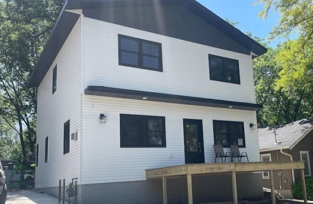 Entire Top Floor Only: Okoboji Oasis/ Private Entrance