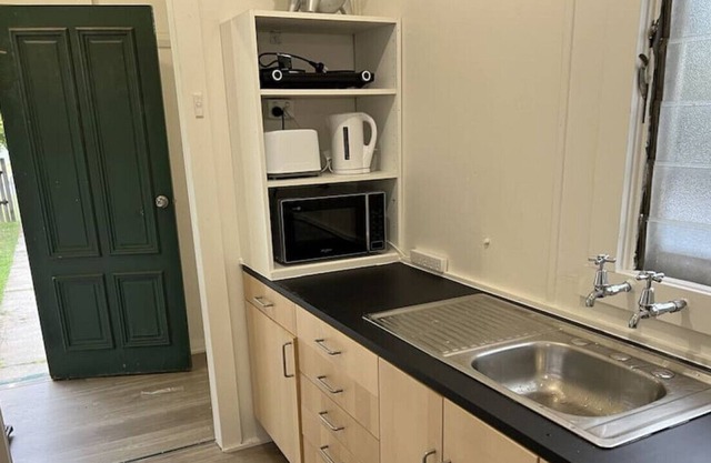 Entire two Bedroom Cottage with Massive private yard