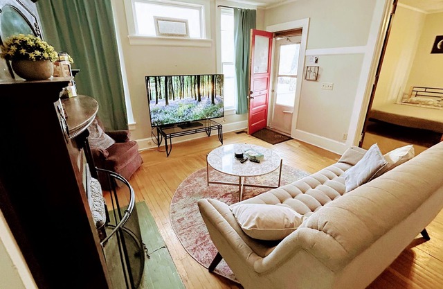 Entire Upscale 1Queen-2Full Apartment 💙 A+ Dundee Area 💙 Private Porch