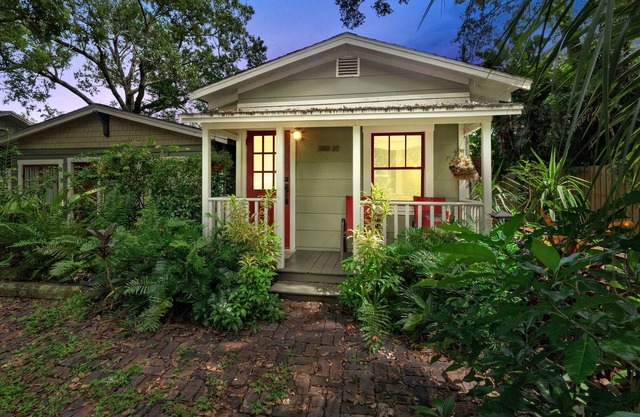 Tranquilidad y encanto abundan en este histórico Cottage Seminole Heights