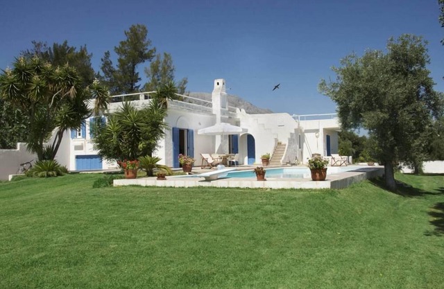 Eretria: gran villa con piscina cerca del mar