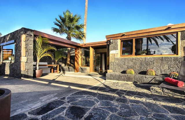 Ermita Perdomo, Estilo Moderno con Carácter Rustico